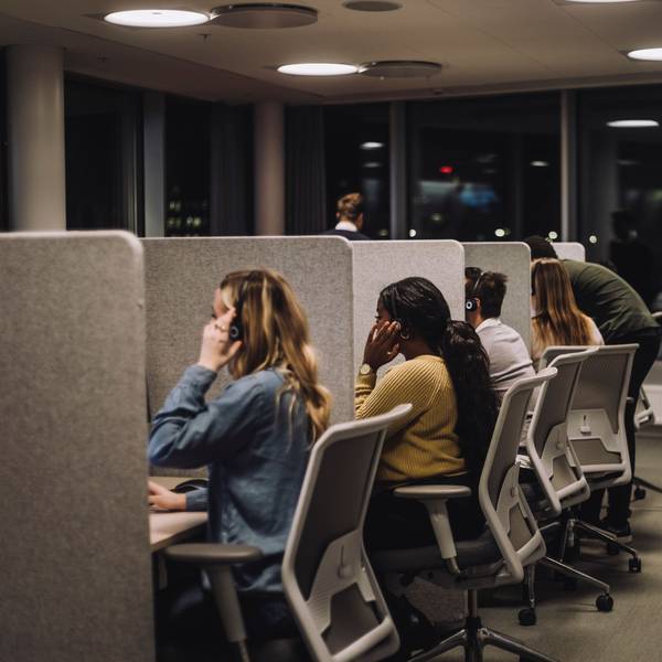 Callcenter-Mitarbeiter bei der Arbeit