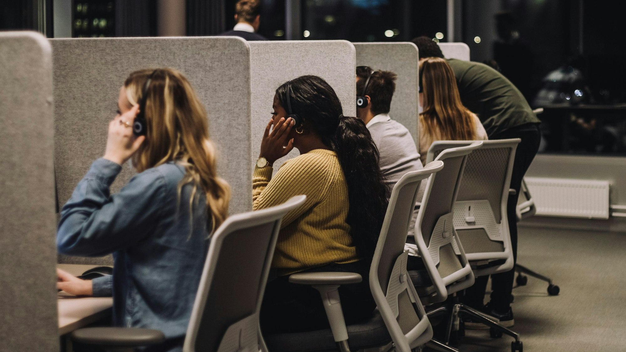 Callcenter-Mitarbeiter bei der Arbeit