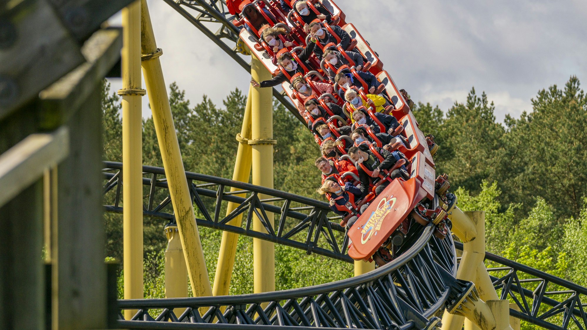 Die Achterbahn Desert Race gehört zu den größten Attraktionen des Heideparks Soltau. Nach einem Feuer wurde der Freizeitpark am Mittwoch evakuiert. (Archivbild)