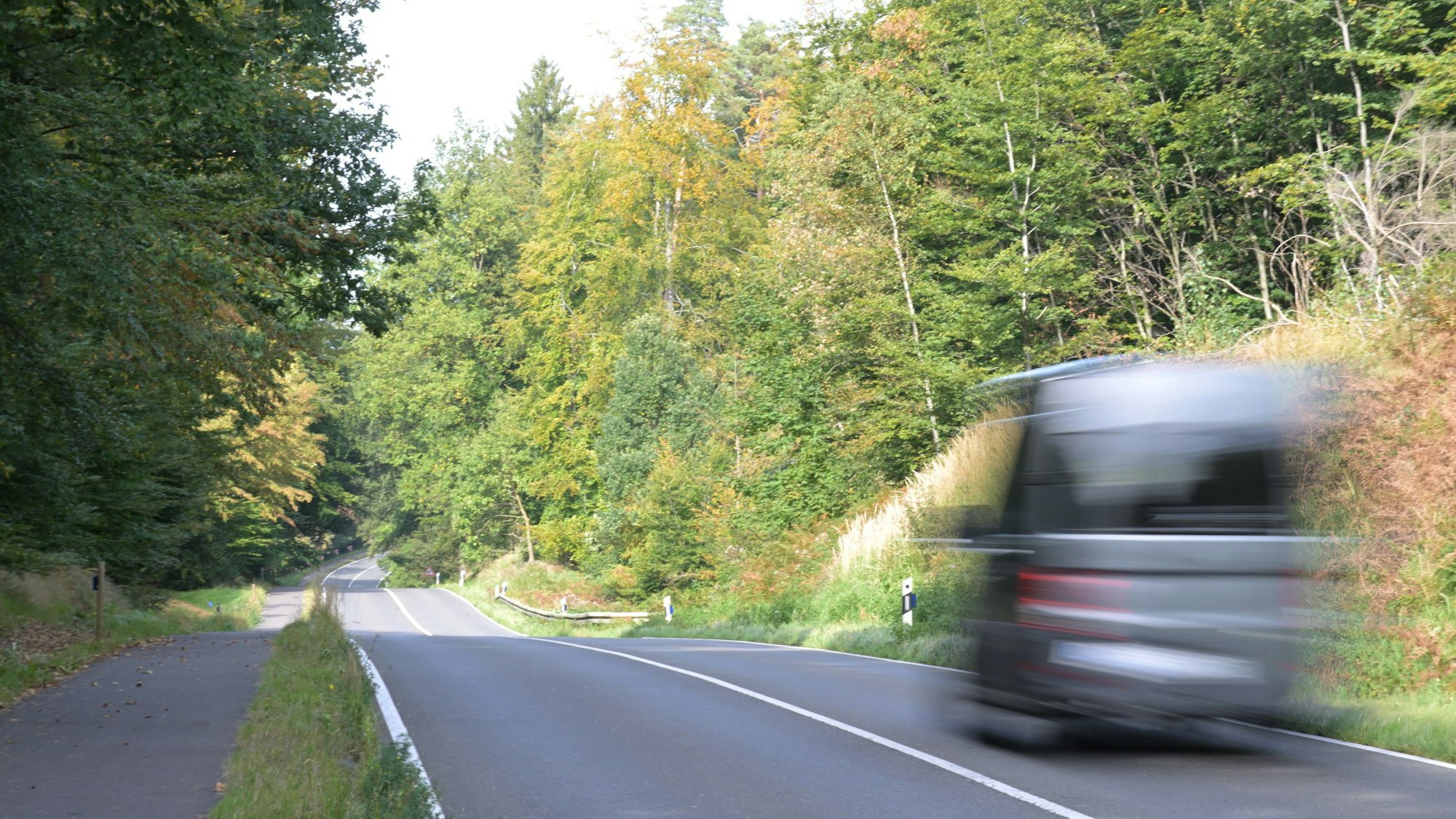 Auf der L 288 zwischen Bensberg und Forsbach darf bislang größtenteils 100 gefahren werden.