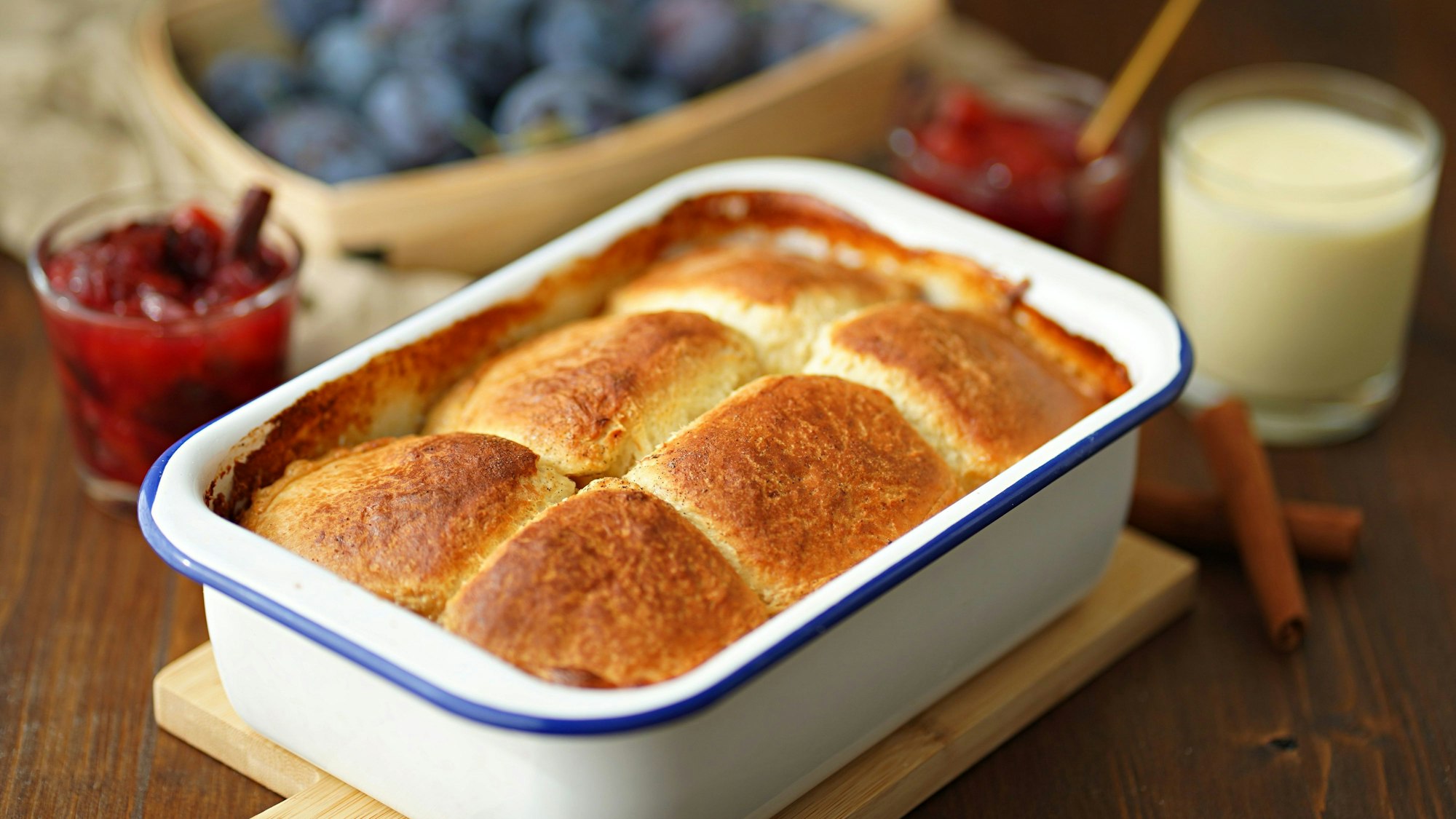 In jedem der sechs Buchteln ist ein Klecks Pflaumenmus versteckt.