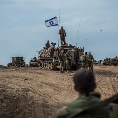 Israel, Sderot: Israelische Soldaten sind in der Nähe der Grenze zwischen Israel und dem Gazastreifen im Einsatz