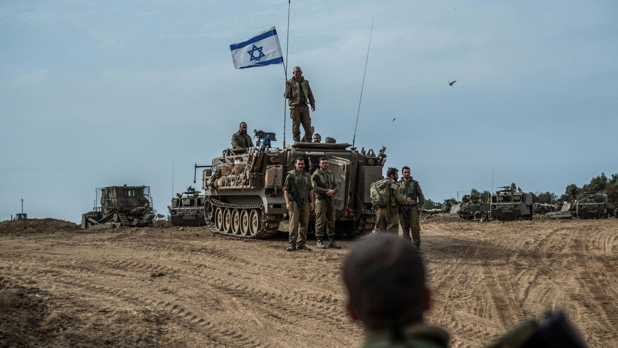 Israel, Sderot: Israelische Soldaten sind in der Nähe der Grenze zwischen Israel und dem Gazastreifen im Einsatz