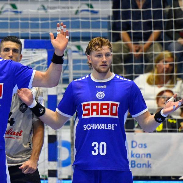 VfL-Handballer Julian Köster, Stepan Zeman und Tom Kiesler stehen in der Abwehr vor Torhüter Daniel Rebmann.