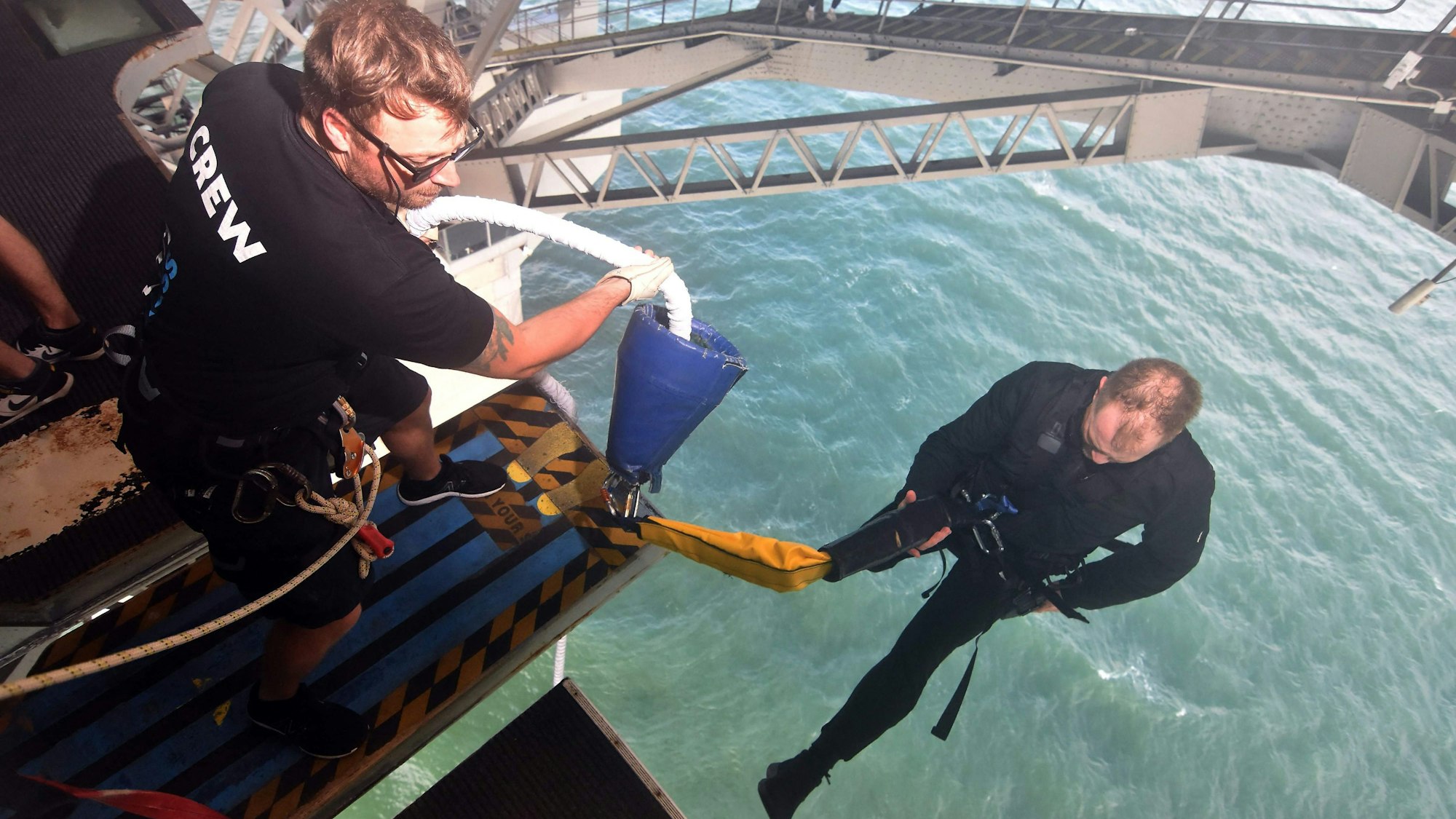 Der 41-jährige Mike Heard sprang - an einem Bungee-Seil befestigt - innerhalb eines Tages insgesamt 941 Mal von der Auckland Bridge in der gleichnamigen Stadt im Norden Neuseelands. Ein Foto zeigt ihn während eines Sprungs.