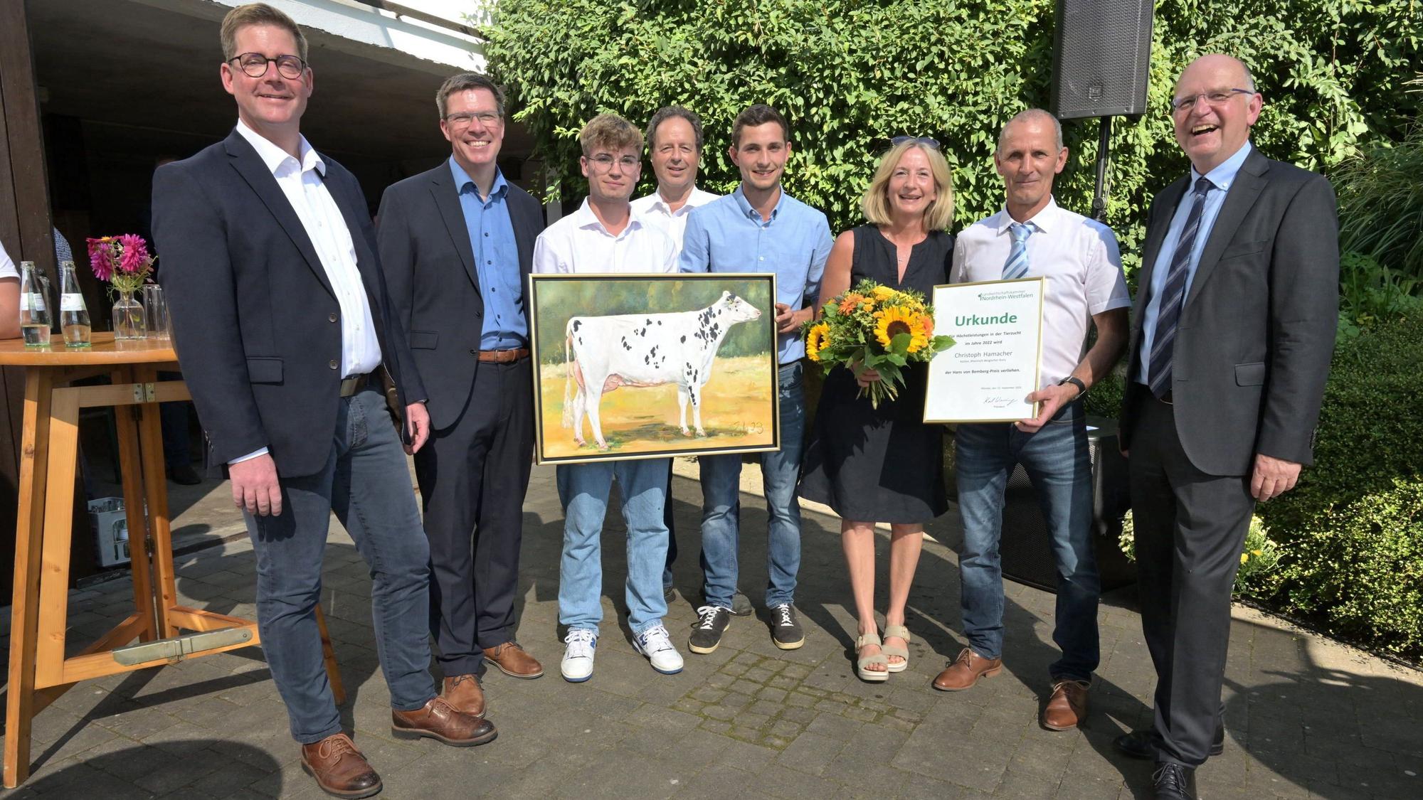 Auszeichnung für Tierzucht. Christoph Hamacher mit Urkunde