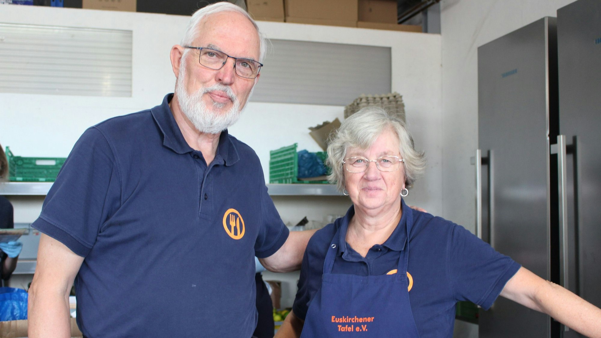 Walter Feckinghaus und seine Frau Krista in der Ausgabestelle der Tafel in Euskirchen.