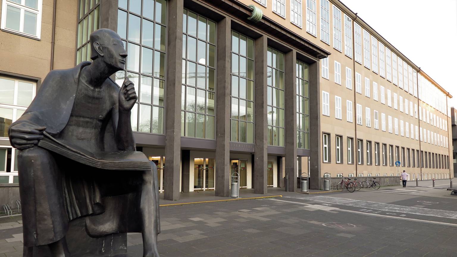 Die Statue von Albertus Magnus vor dem Haupteingang der Universität zu Köln