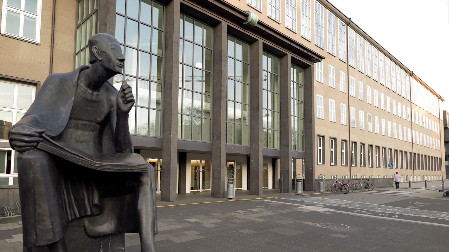 Die Statue von Albertus Magnus vor dem Haupteingang der Universität zu Köln