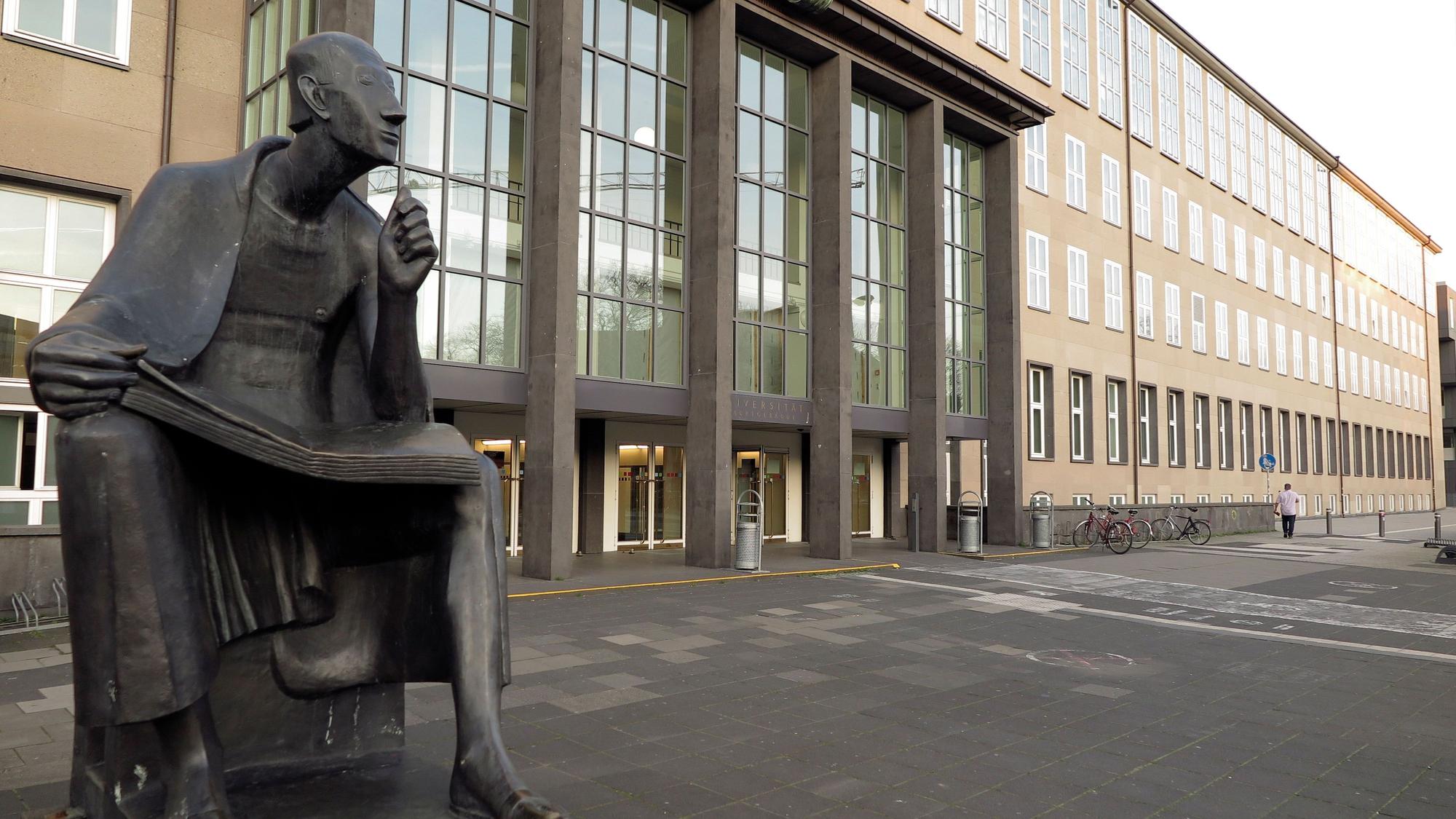 Albertus Magnus Statue vor dem Haupteingang der Universität zu Köln.