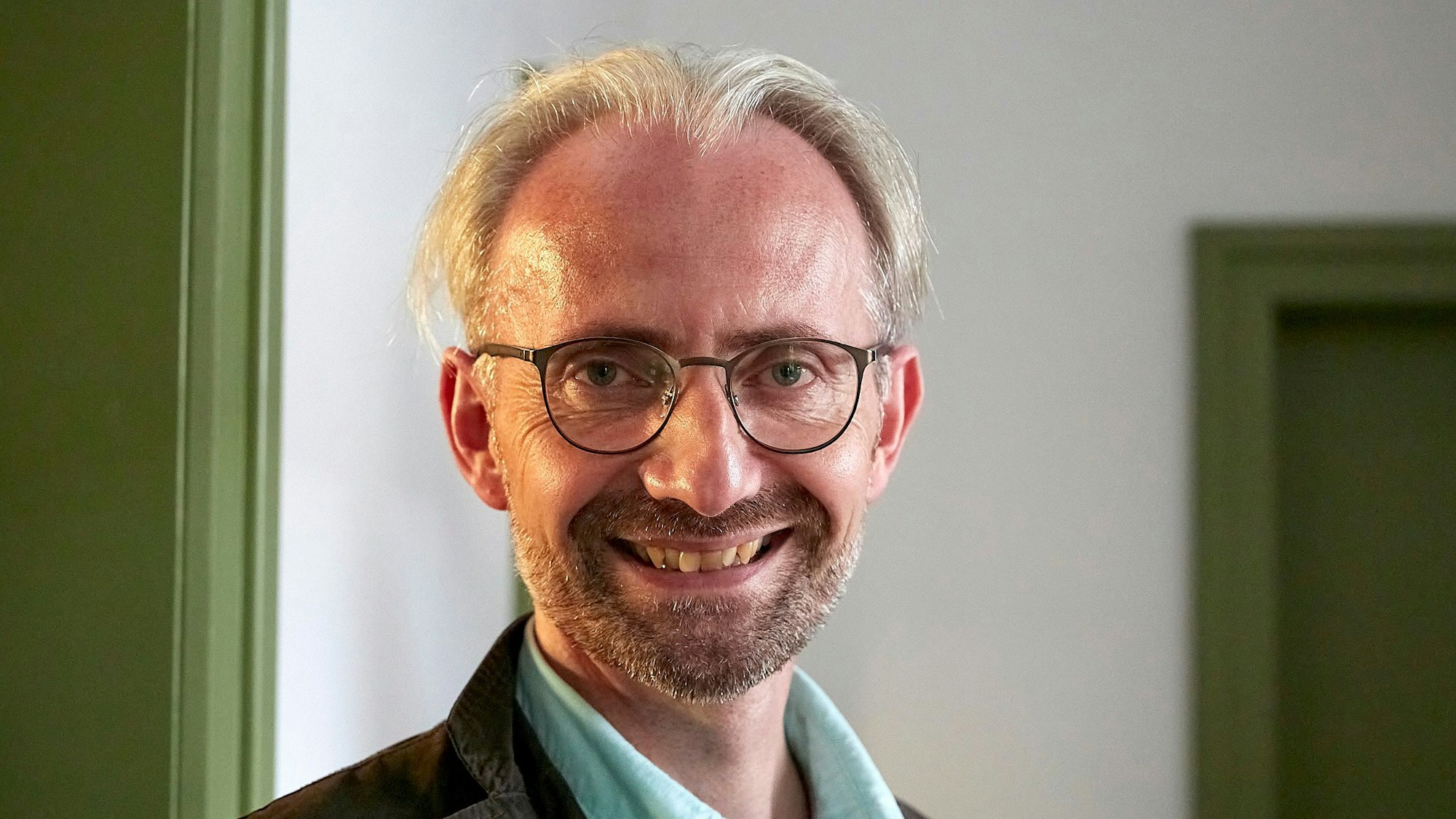 Romano Giefer steht in einem Flur.