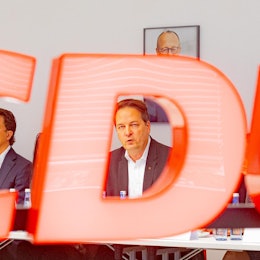 Karl Alexander Mandl guckt durch das D von dem Schriftzug CDU