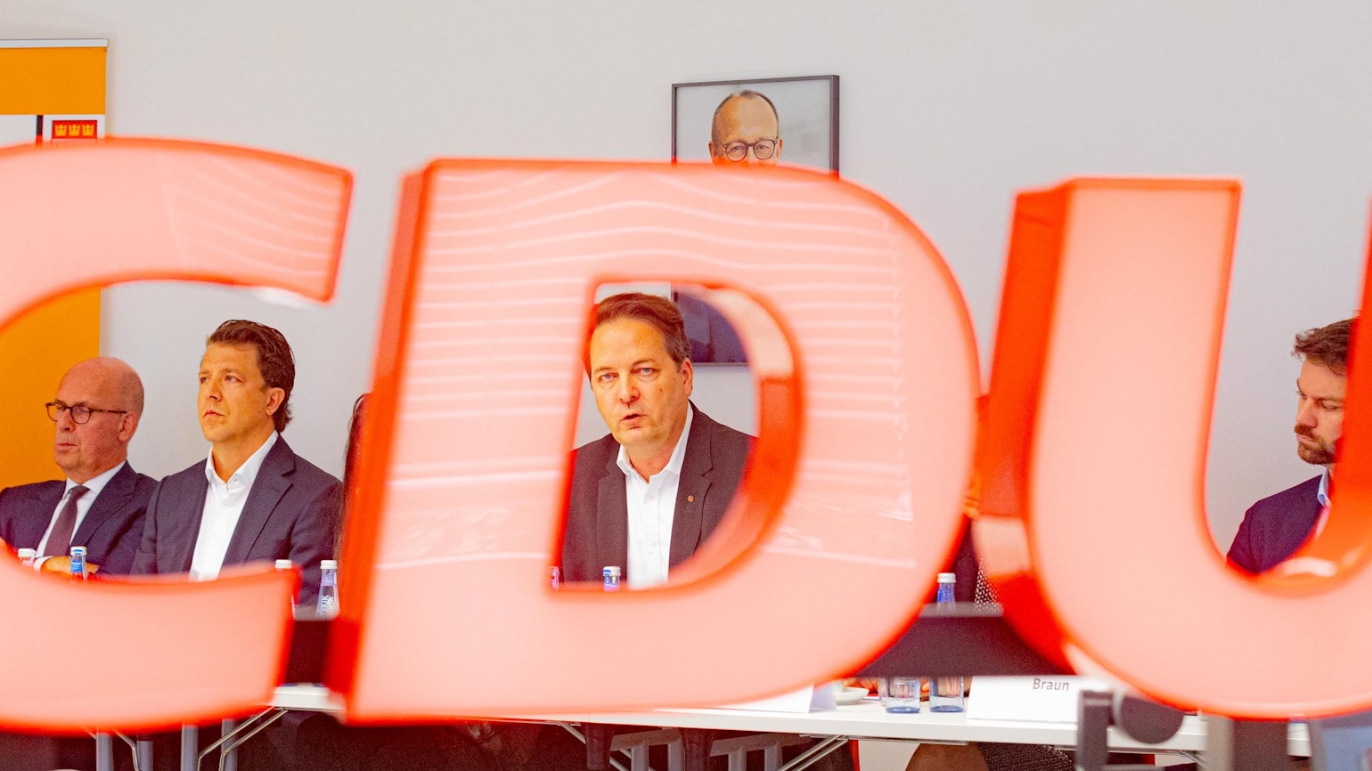 Karl Alexander Mandl guckt durch das D von dem Schriftzug CDU