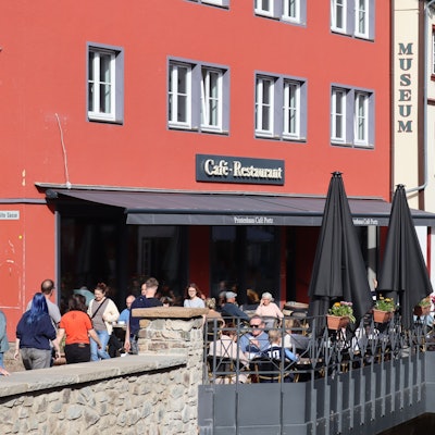 In der Bad Münstereifeler Innenstadt sitzen zahlreiche Gäste draußen an den Tischen der Gastronomiebetriebe.