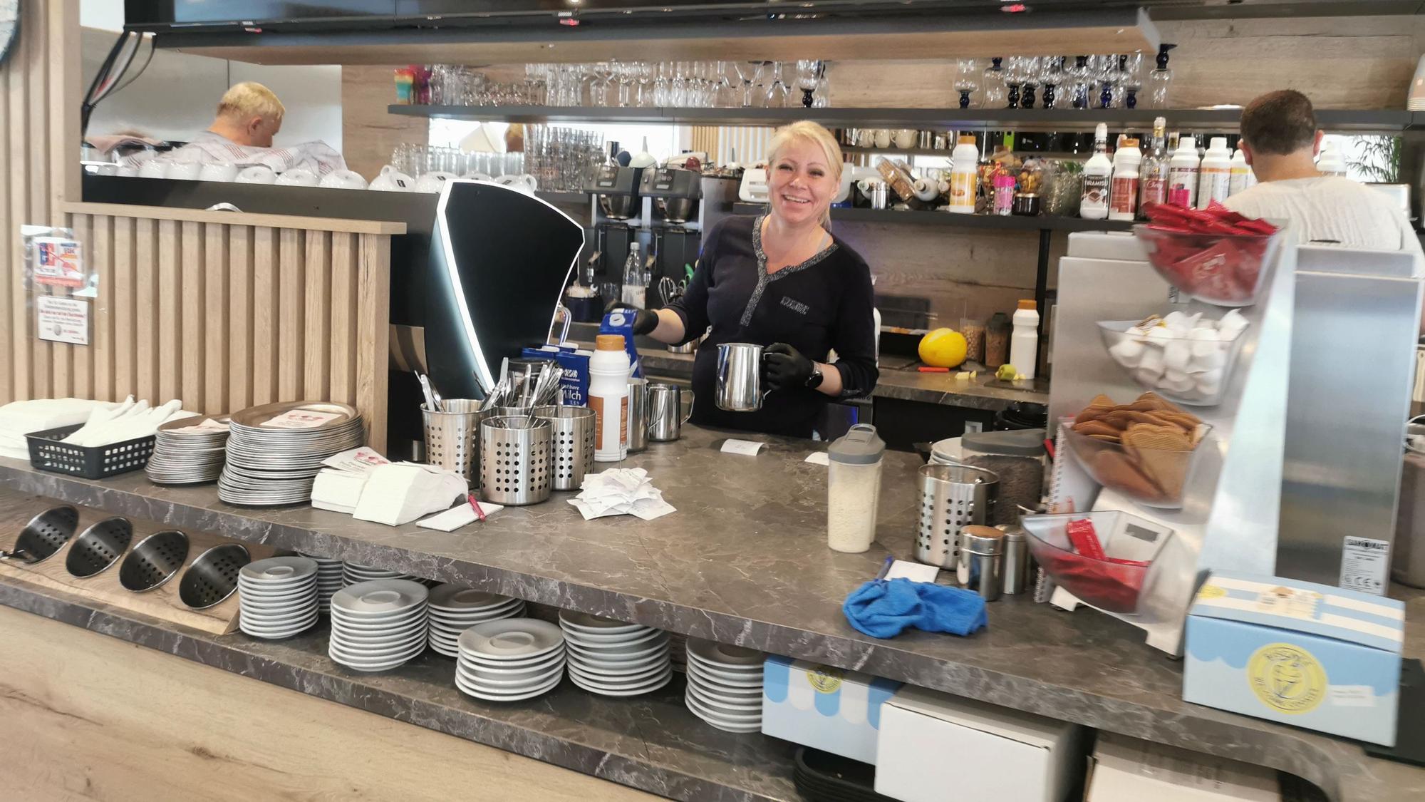 Lina Honert steht hinter der Theke ihres Eiscafés Bella Italia, das sie mehr als zwei Jahre nach der Flut wieder eröffnet hat.
