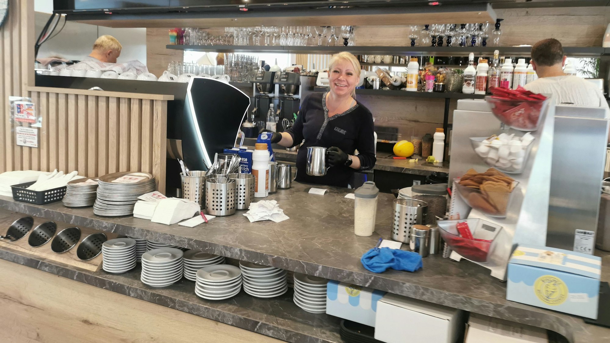 Lina Honert steht hinter der Theke ihres Eiscafés Bella Italia, das sie mehr als zwei Jahre nach der Flut wieder eröffnet hat.