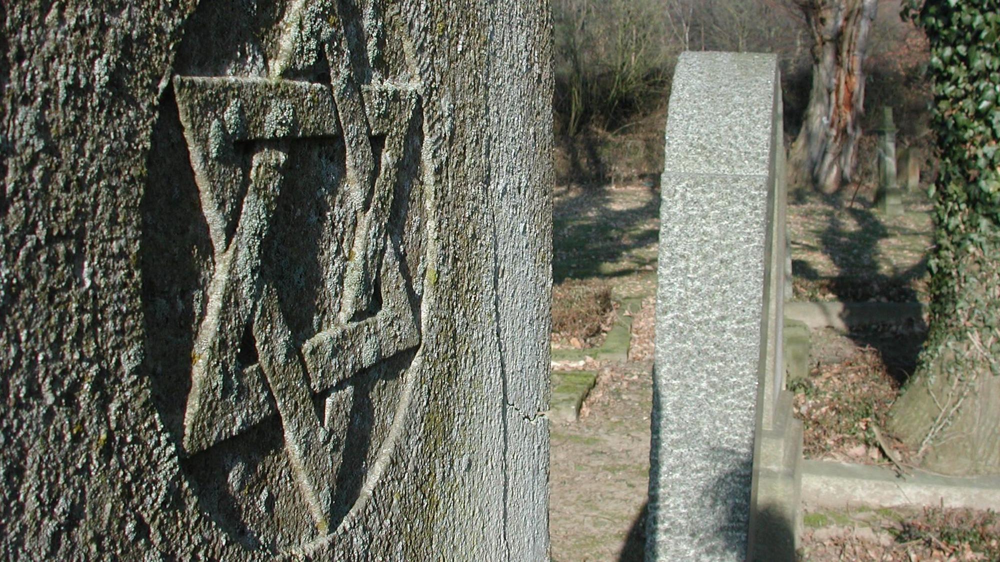 Das Foto zeigt Grabstätten auf dem jüdischen Friedhof in Kerpen.
