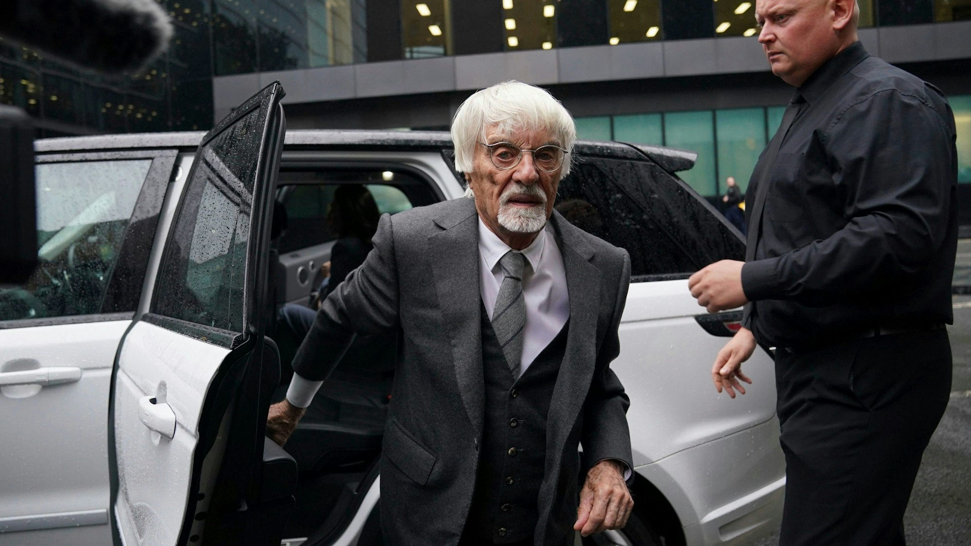 Bernie Ecclestone (l), ehemaliger Formel-1-Chef, kommt am Southwark Crown Court an. Ecclestone hat sich in einem Betrugsverfahren in London schuldig bekannt. Die Anklage wirft ihm vor, Auslandsvermögen in Höhe von mehr als 400 Millionen Pfund (rund 463 Mio. Euro) bei der Steuer falsch angegeben zu haben.