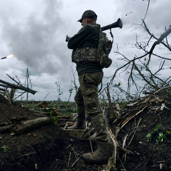 28.04.2023, Ukraine, Awdijiwka: Ein ukrainischer Soldat feuert eine Panzerfaust auf russische Stellungen an der Frontlinie in der Nähe von Awdijiwka, einer Stadt in der Region Donezk. Foto: Libkos/AP/dpa +++ dpa-Bildfunk +++