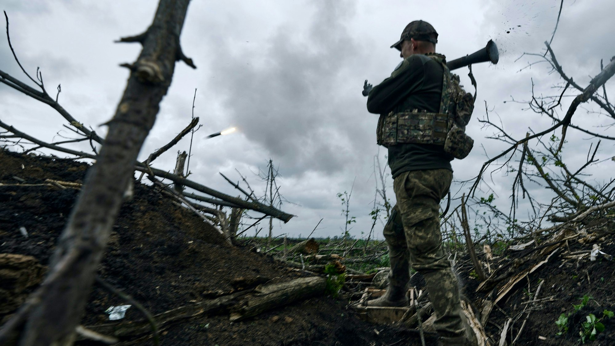 28.04.2023, Ukraine, Awdijiwka: Ein ukrainischer Soldat feuert eine Panzerfaust auf russische Stellungen an der Frontlinie in der Nähe von Awdijiwka, einer Stadt in der Region Donezk. Foto: Libkos/AP/dpa +++ dpa-Bildfunk +++