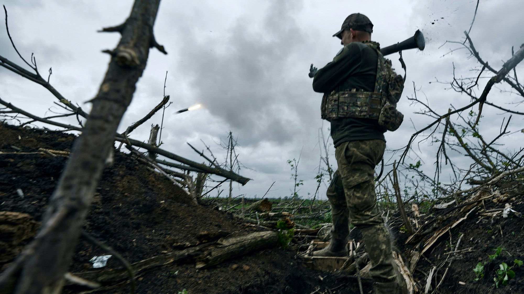 28.04.2023, Ukraine, Awdijiwka: Ein ukrainischer Soldat feuert eine Panzerfaust auf russische Stellungen an der Frontlinie in der Nähe von Awdijiwka, einer Stadt in der Region Donezk. Foto: Libkos/AP/dpa +++ dpa-Bildfunk +++