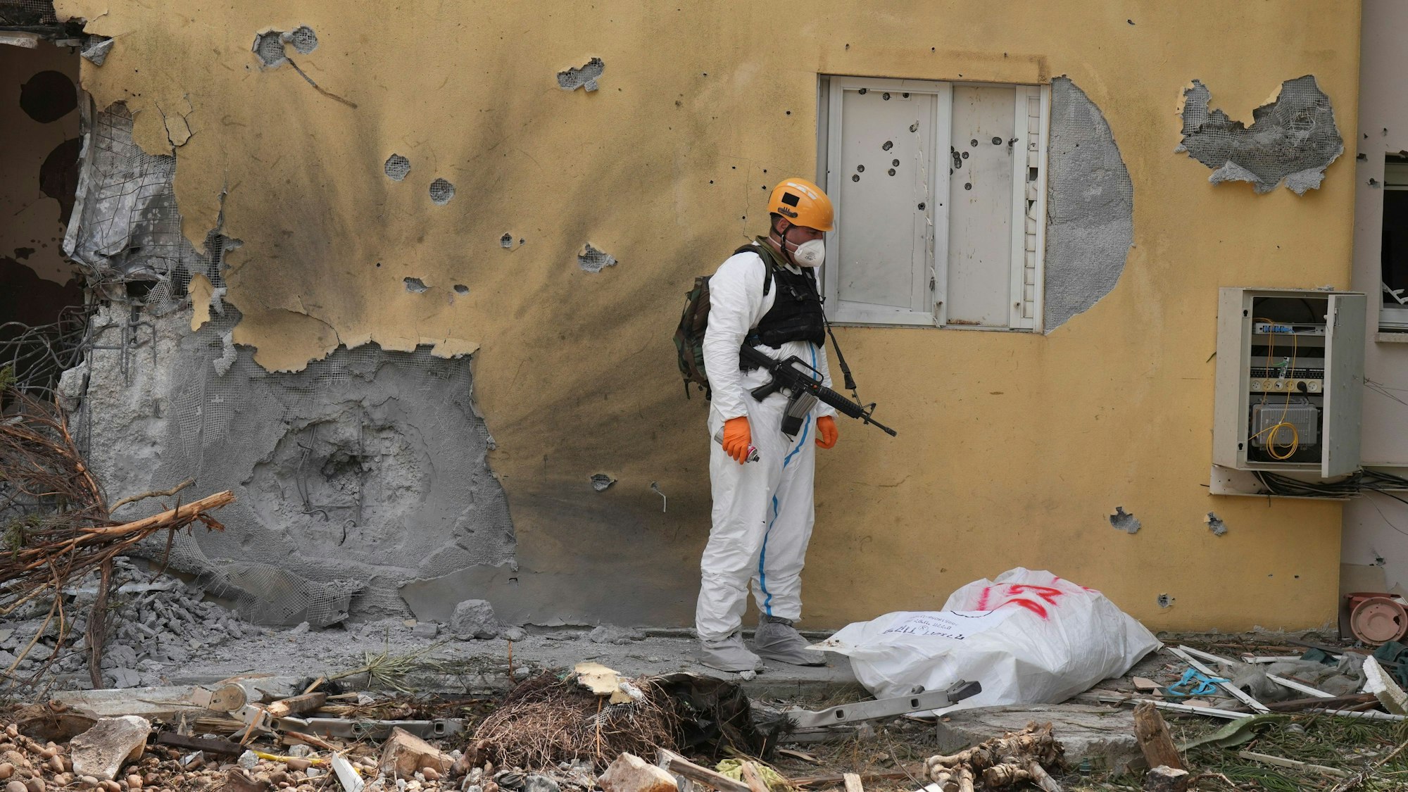 Ein israelischer Soldat steht über der Leiche eines Hamas-Terroristen im Kibbuz Be'eri. Im gleichen Ort wurde auch die Tochter von Thomas Hand ermordet.