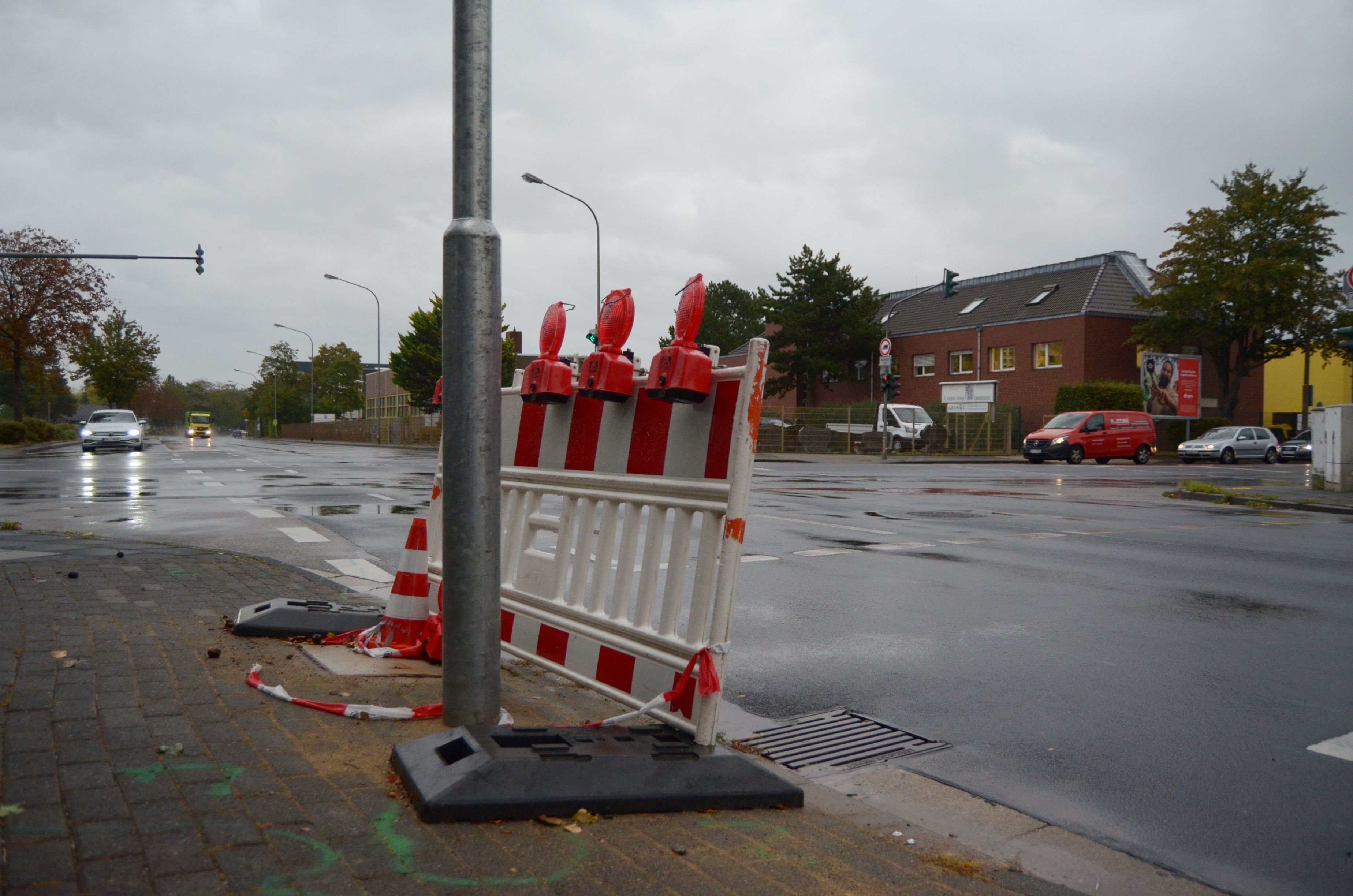 Mit einem rot-weißen Sperrzaun ist einer der Fußgängerüberwege an der Friedhofskreuzung in Euskirchen blockiert worden.