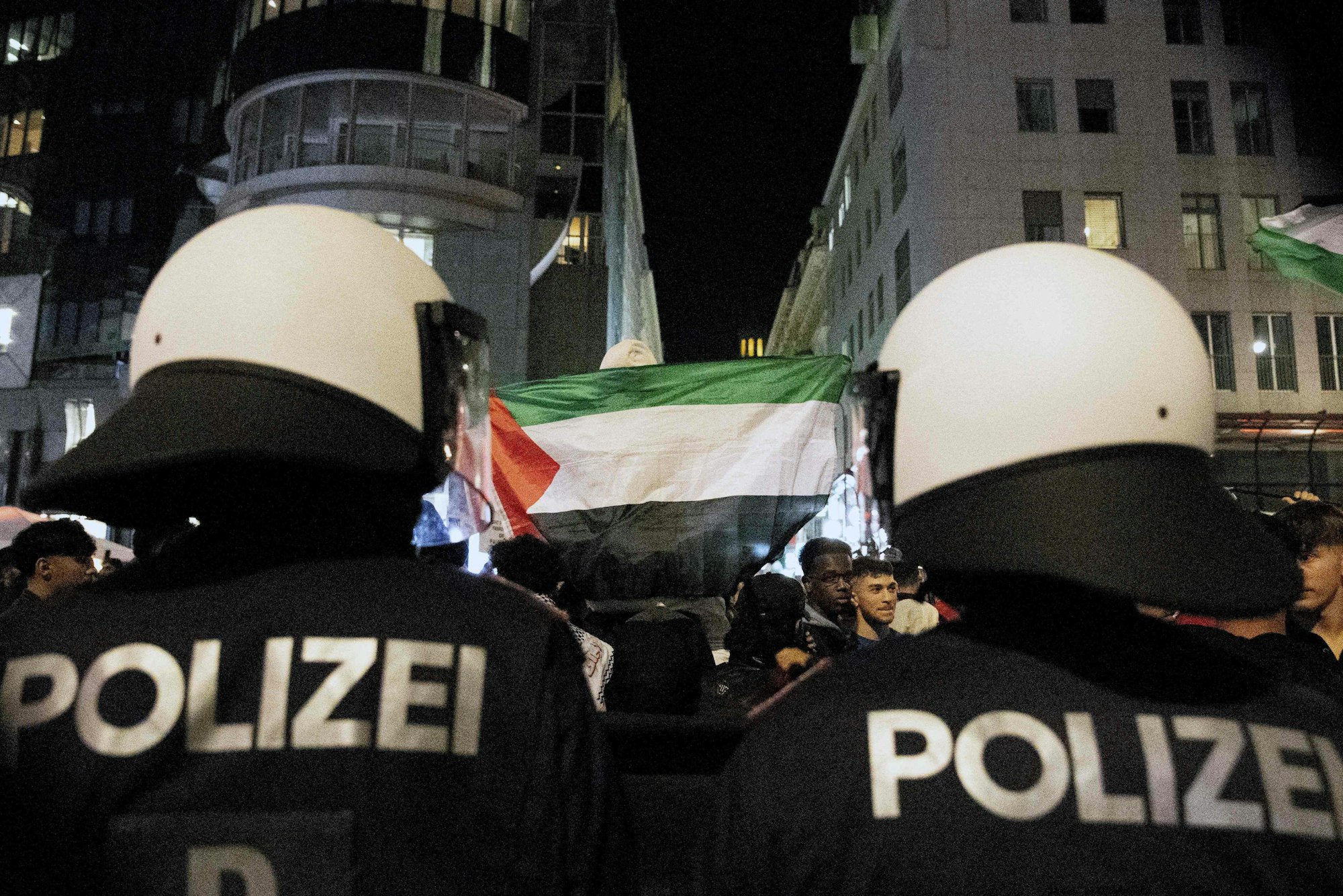 Österreichische Polizisten bei einer Palästinenser-Demonstration in Wien.