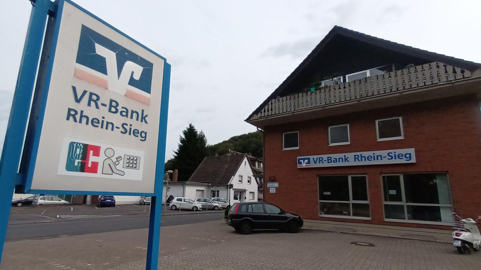 Der Parkplatz einer Bankfiliale.