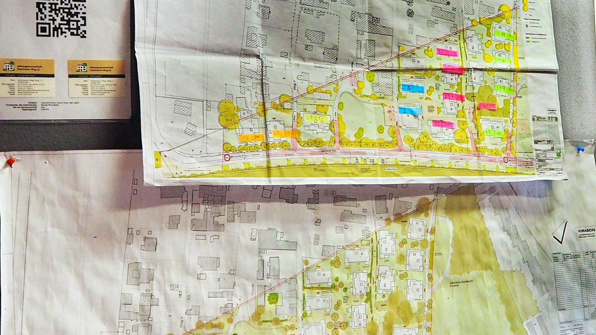 Die Pläne hängen an einer Wand