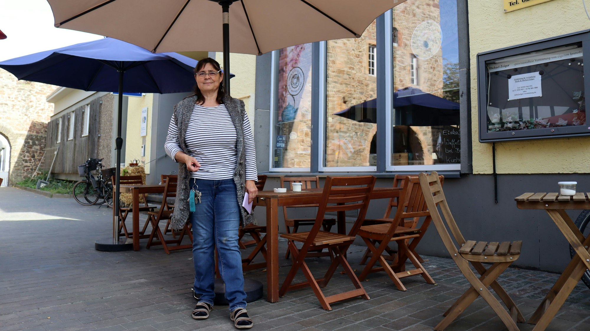 Claudia Sabina Spinner, Inhaberin des Tee- und Kaffeehauses Bad Münstereifel, steht vor ihrer erweiterten Außengastronomie.