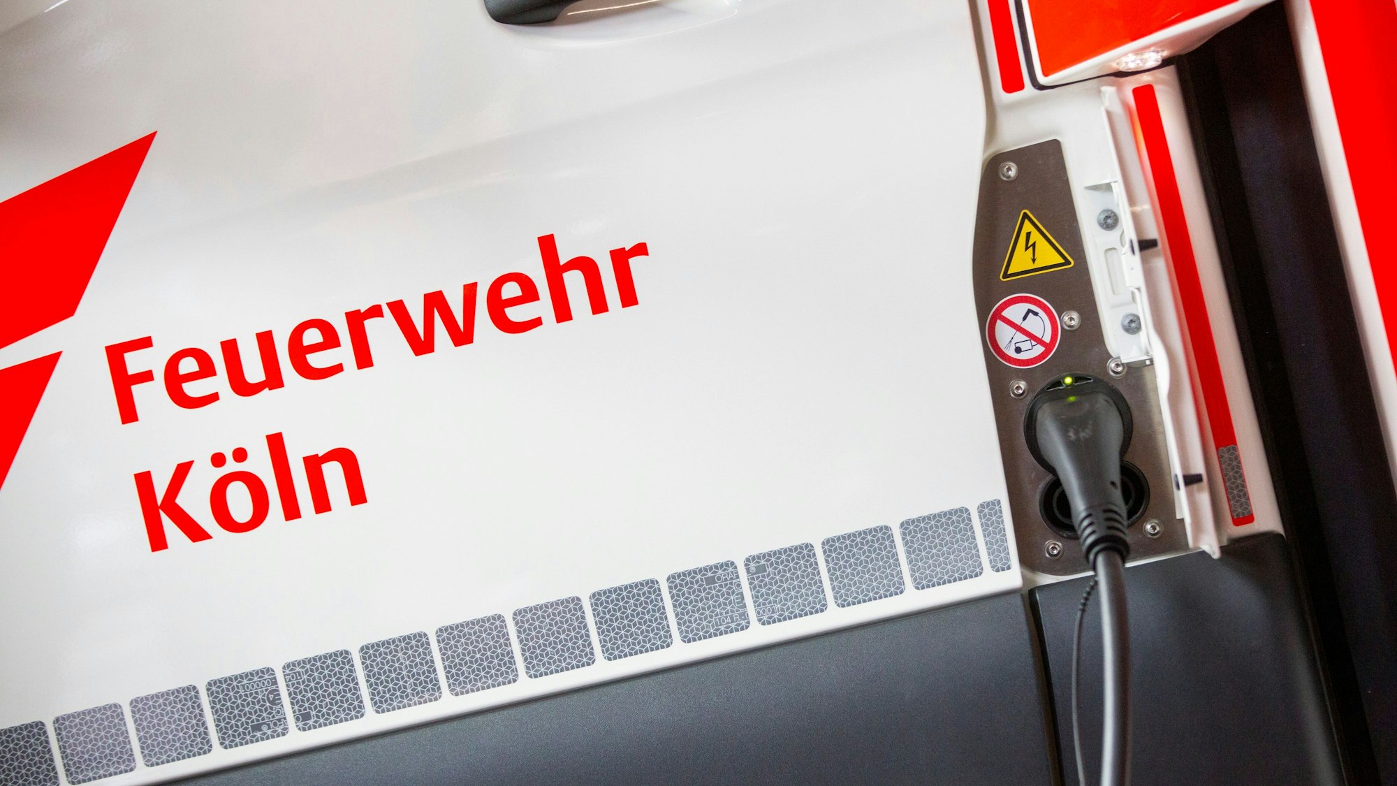 Ladevorrichtung am Rettungswagen der Feuerwehr Köln.