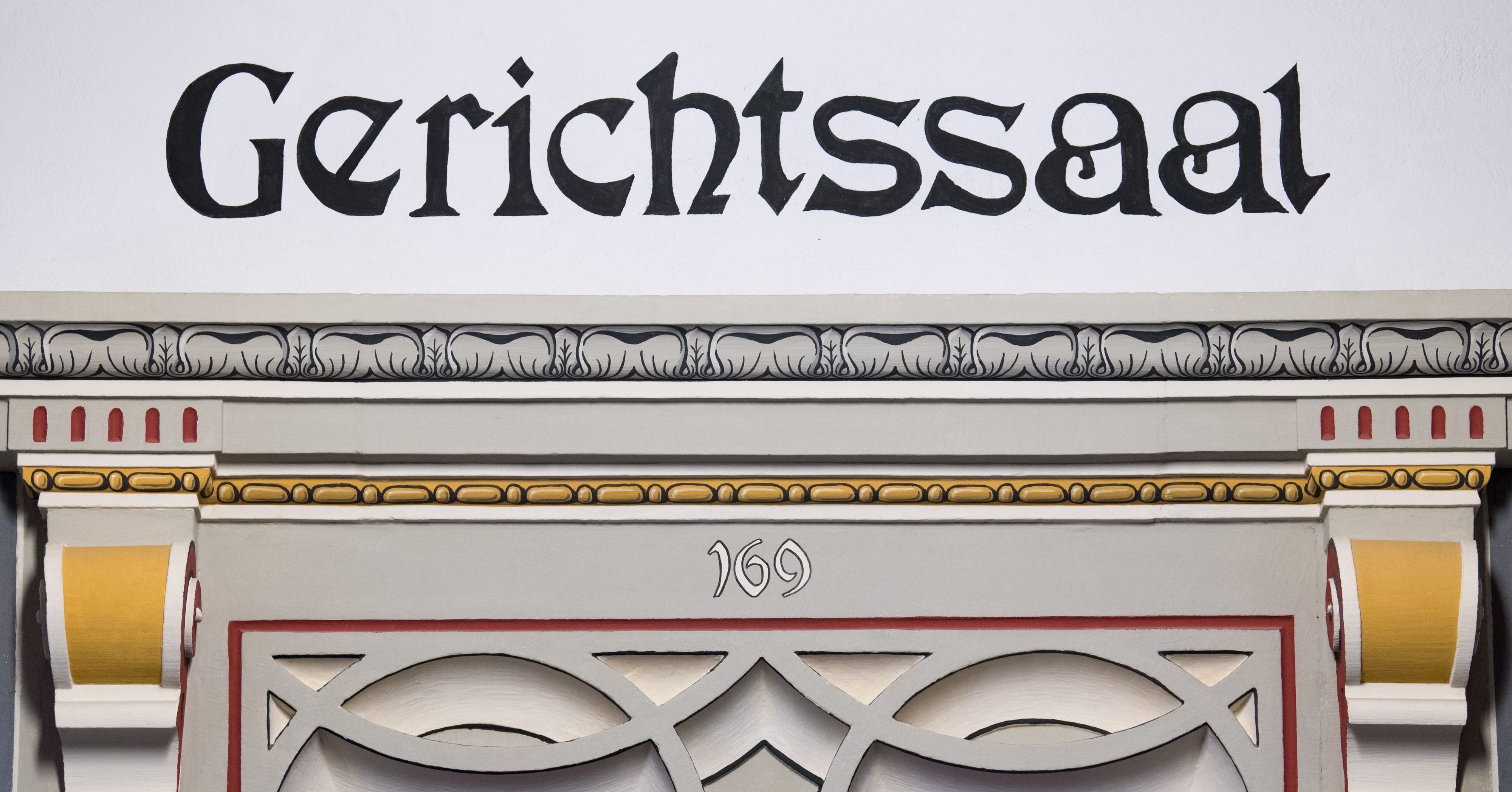 ARCHIV - 06.06.2019, Sachsen-Anhalt, Halle (Saale): Blick auf den Eingang zu einem Gerichtssaal im Landgericht. (zu dpa «Acht Jahre Haft für Tagesvater nach Misshandlung eines Kleinkinds») Foto: Hendrik Schmidt/dpa +++ dpa-Bildfunk +++
