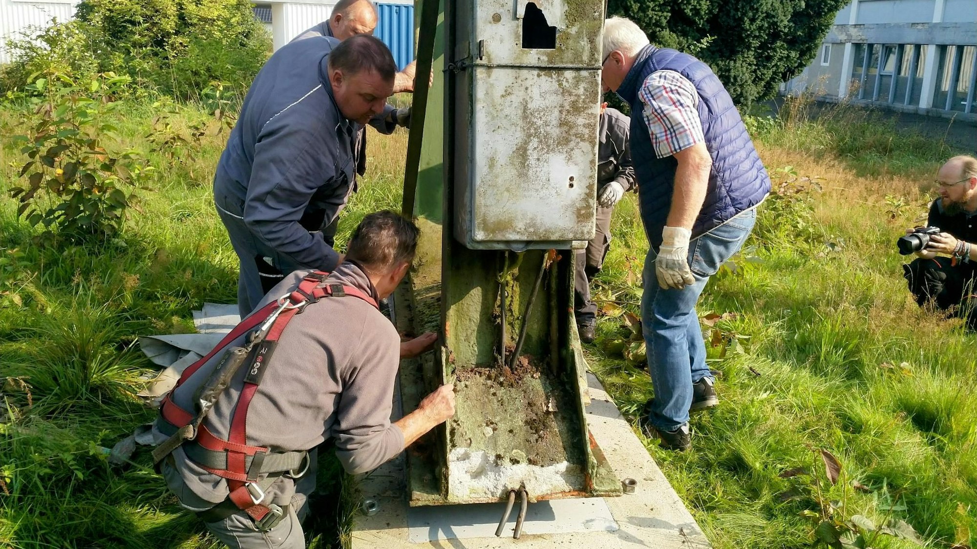 Arbeiter sorgen dafür, dass der stählerne Kran aus Morsbach wieder auf sicheren Füßen steht und besichtigt werden kann.