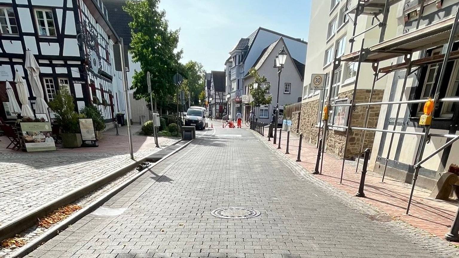 Auf der Bachstraße dürfen Radfahrer künftig nebeneinander fahren — und in beide Richtungen.