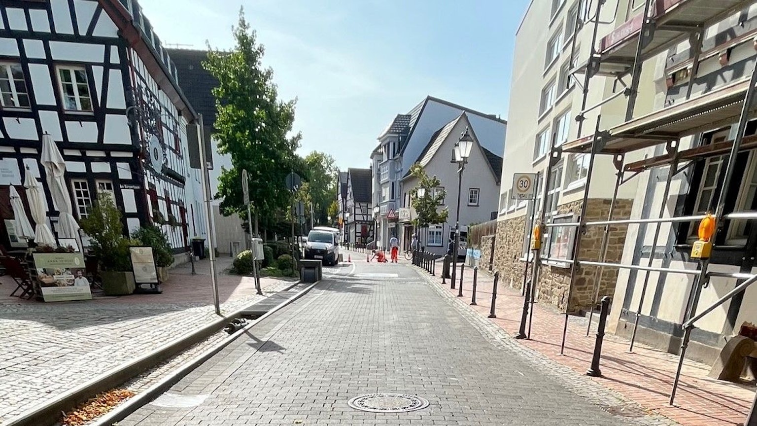 Auf der Bachstraße dürfen Radfahrer künftig nebeneinander fahren — und in beide Richtungen.