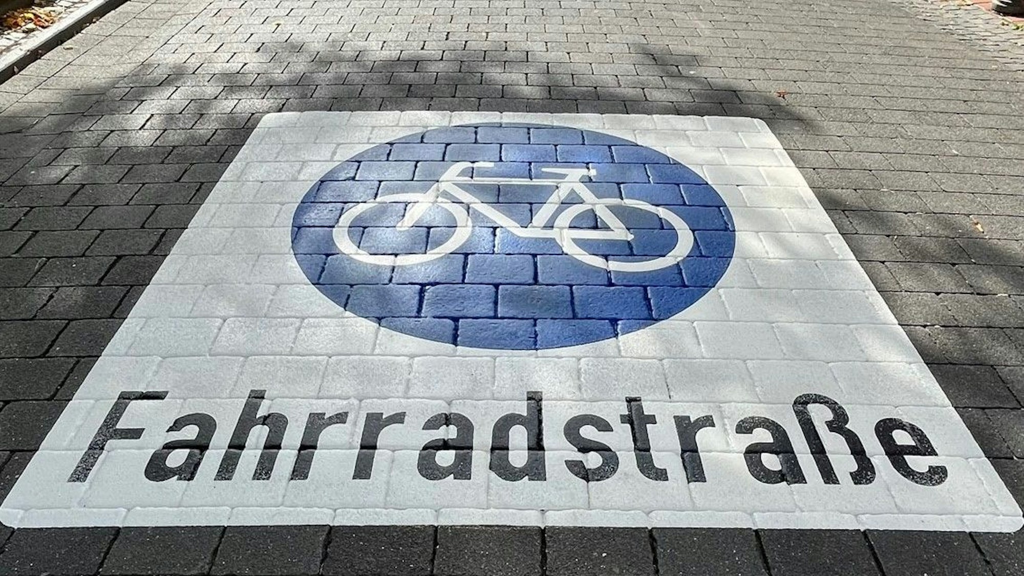 Auf der Bachstraße dürfen Radfahrer künftig nebeneinander fahren — und in beide Richtungen.