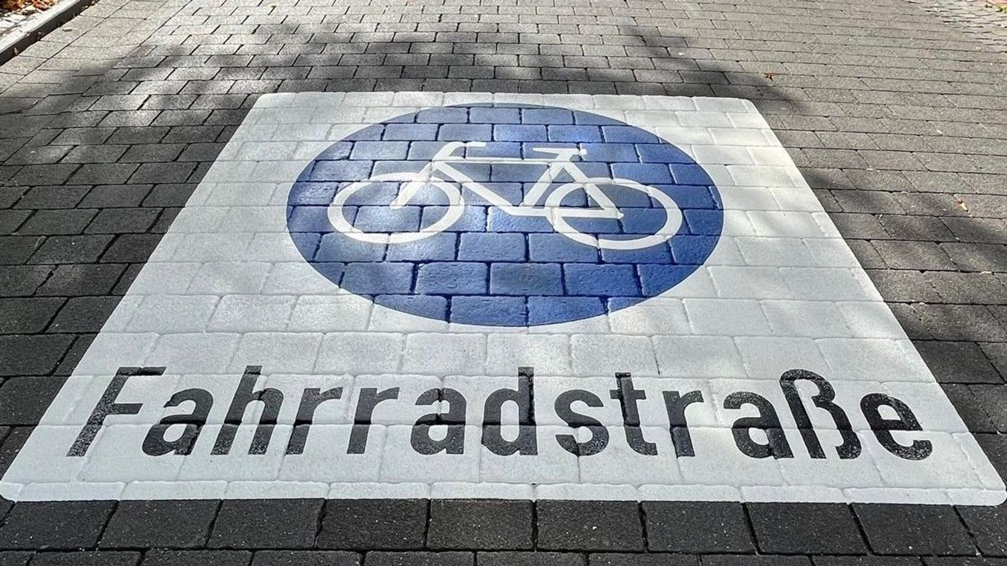 Eine Markierung auf dem Boden mit der Aufschrift „Fahrradstraße“.