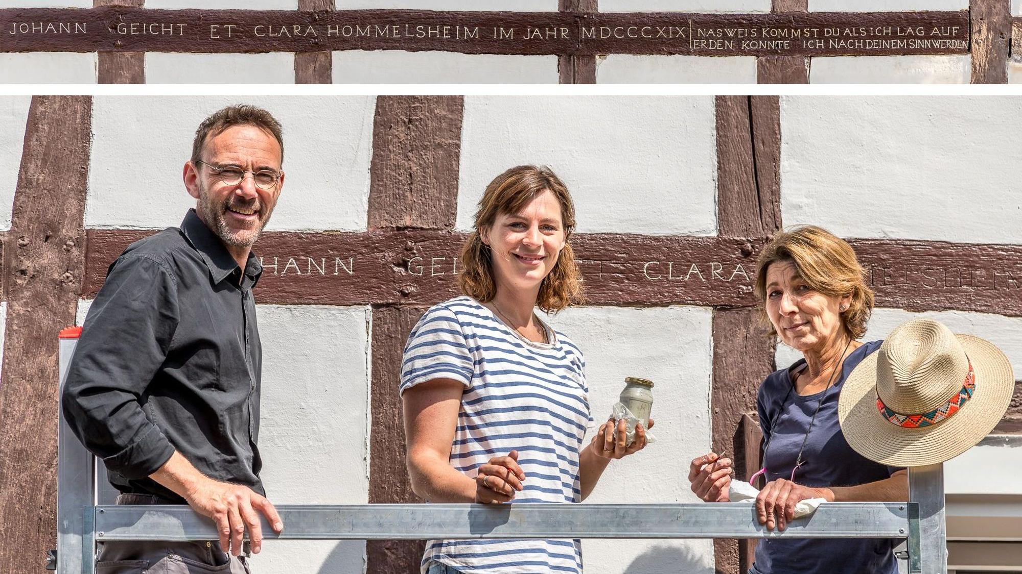 Auf dem Foto sind die Restauratorinnen Carmen Seuffert und Paula Meinhardt sowie der Vorsitzende des Denkmalvereins, Dr. Frank Bartsch, zu sehen.