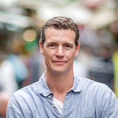 Das Bild zeigt den deutschen Koch Tom Franz, der seit mehr als zwanzig Jahren in Israel lebt.