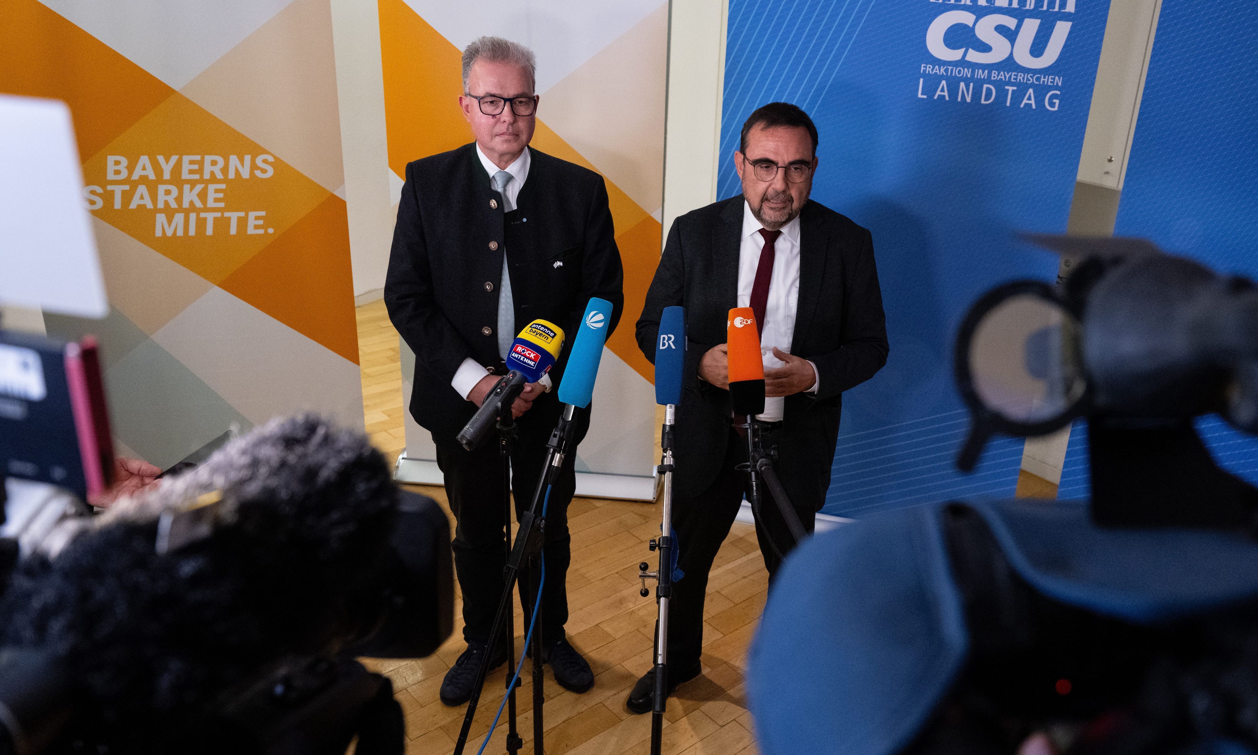 12.10.2023, Bayern, München: Florian Streibl (l), Fraktionsvorsitzender der Freien Wähler im bayerischen Landtag, und Klaus Holetschek (CSU), Fraktionsvorsitzender der CSU im bayerischen Landtag, geben im bayerischen Landtag nach den ersten Koalitionsgesprächen zwischen CSU und Freien Wählern ein Pressestatement. Foto: Sven Hoppe/dpa +++ dpa-Bildfunk +++
