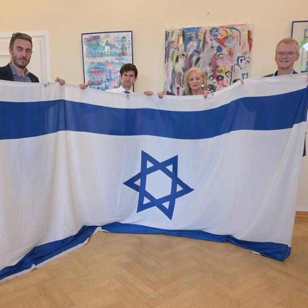 Axel Bolte, Roman Salyutov, Petra Hemming, Frank Stein stehen nebeneinander und halten eine Israel Flagge.