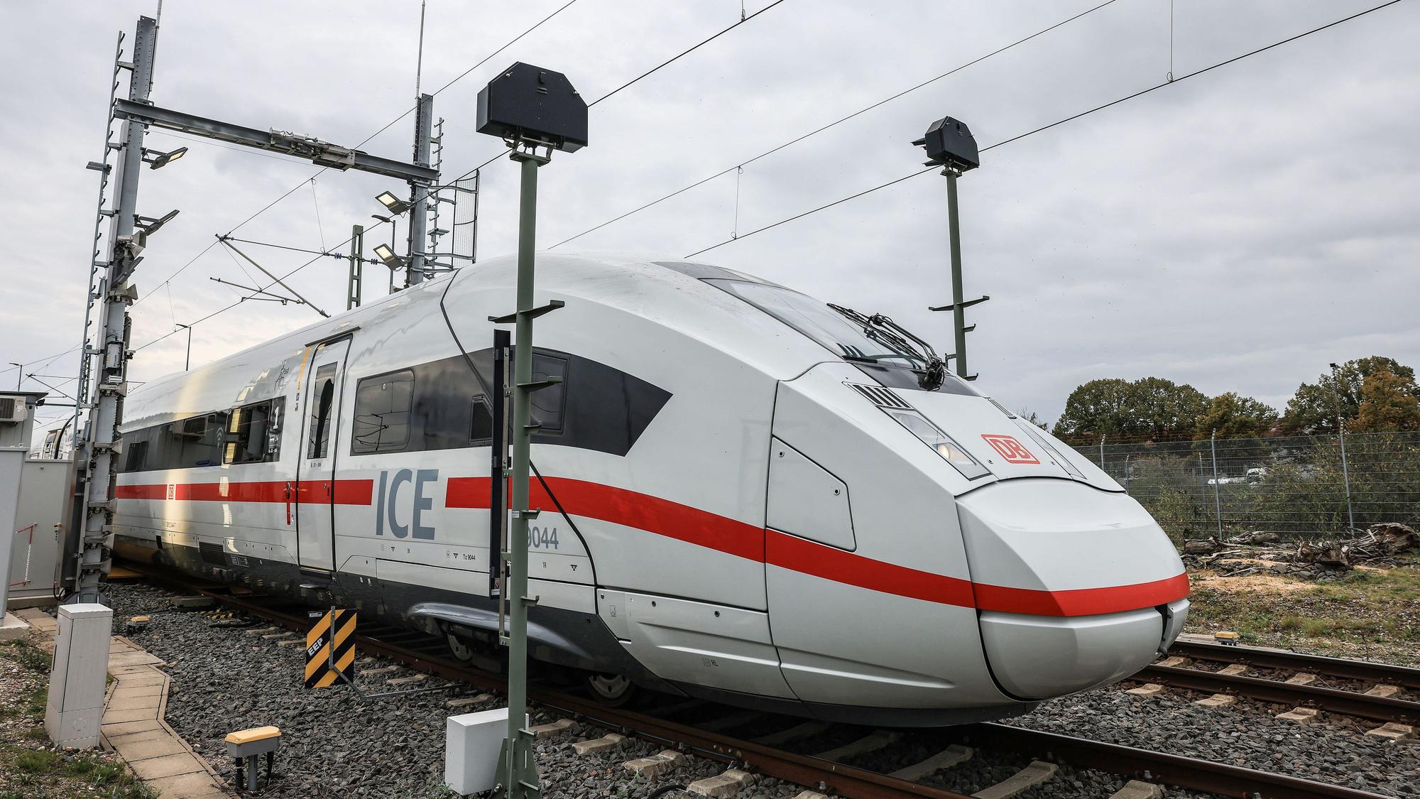 Ein ICE der Deutschen Bahn fährt durch ein Kamerator zur Fehlererkennung. Die Deutsche Bahn automatisiert die ICE-Instandhaltung.
