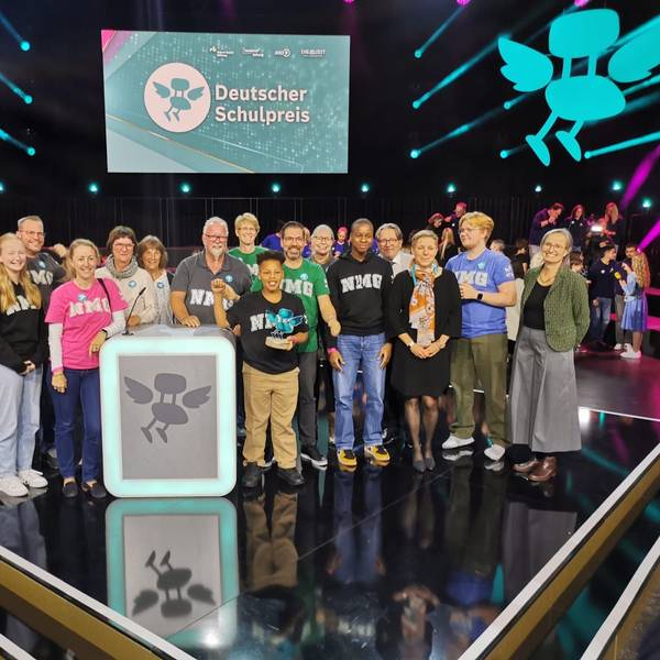 Das Team der Nelson Mandela Gesamtschule stehen auf der Bühne bei der Preisverleihung des Deutschen Schulpreises in Berlin