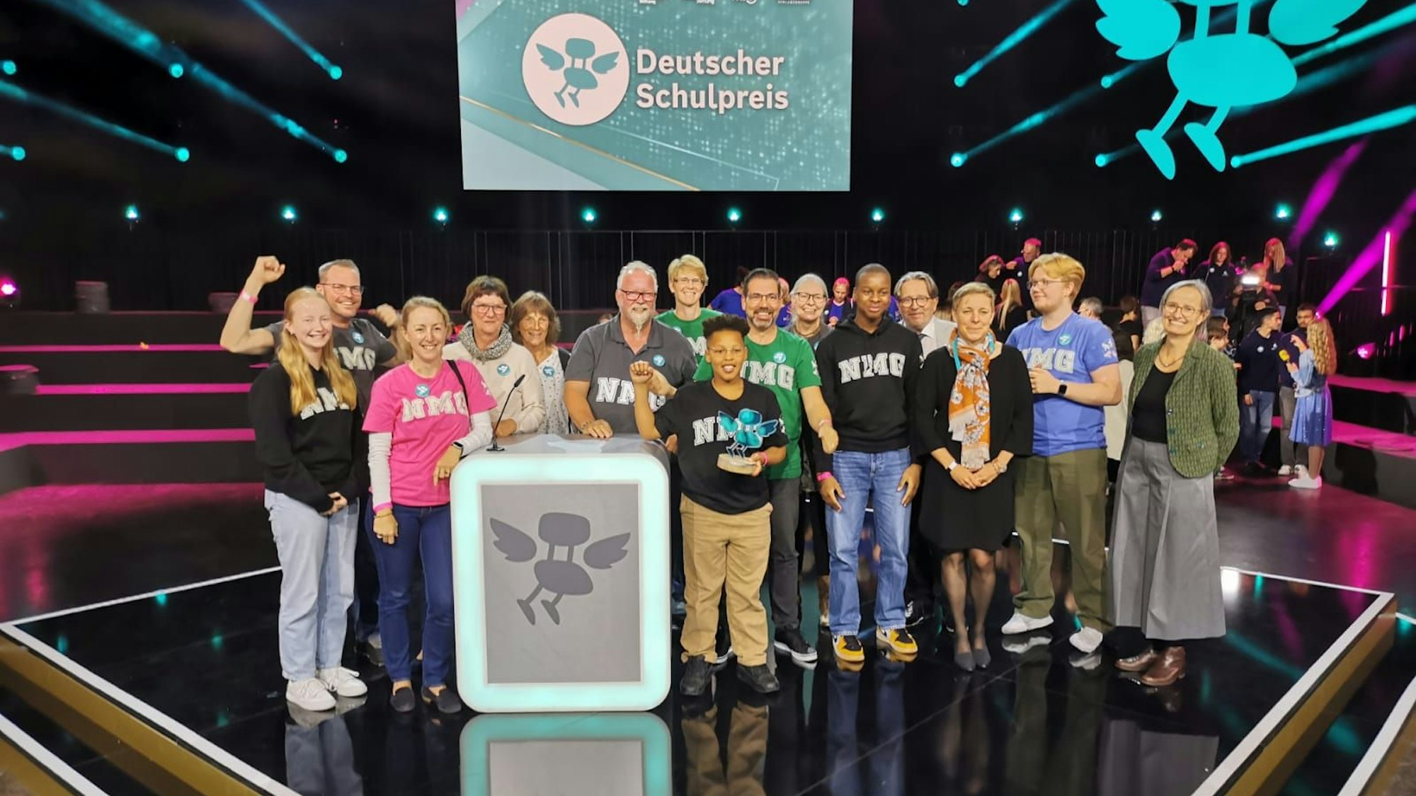 Das Team der Nelson Mandela Gesamtschule stehen auf der Bühne bei der Preisverleihung des Deutschen Schulpreises in Berlin