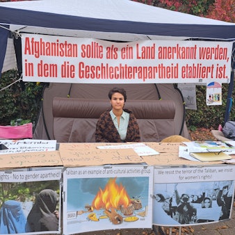 Das Foto zeigt die Frauenrechtlerin Tamana Paryani und Fotos aus Afghanistan