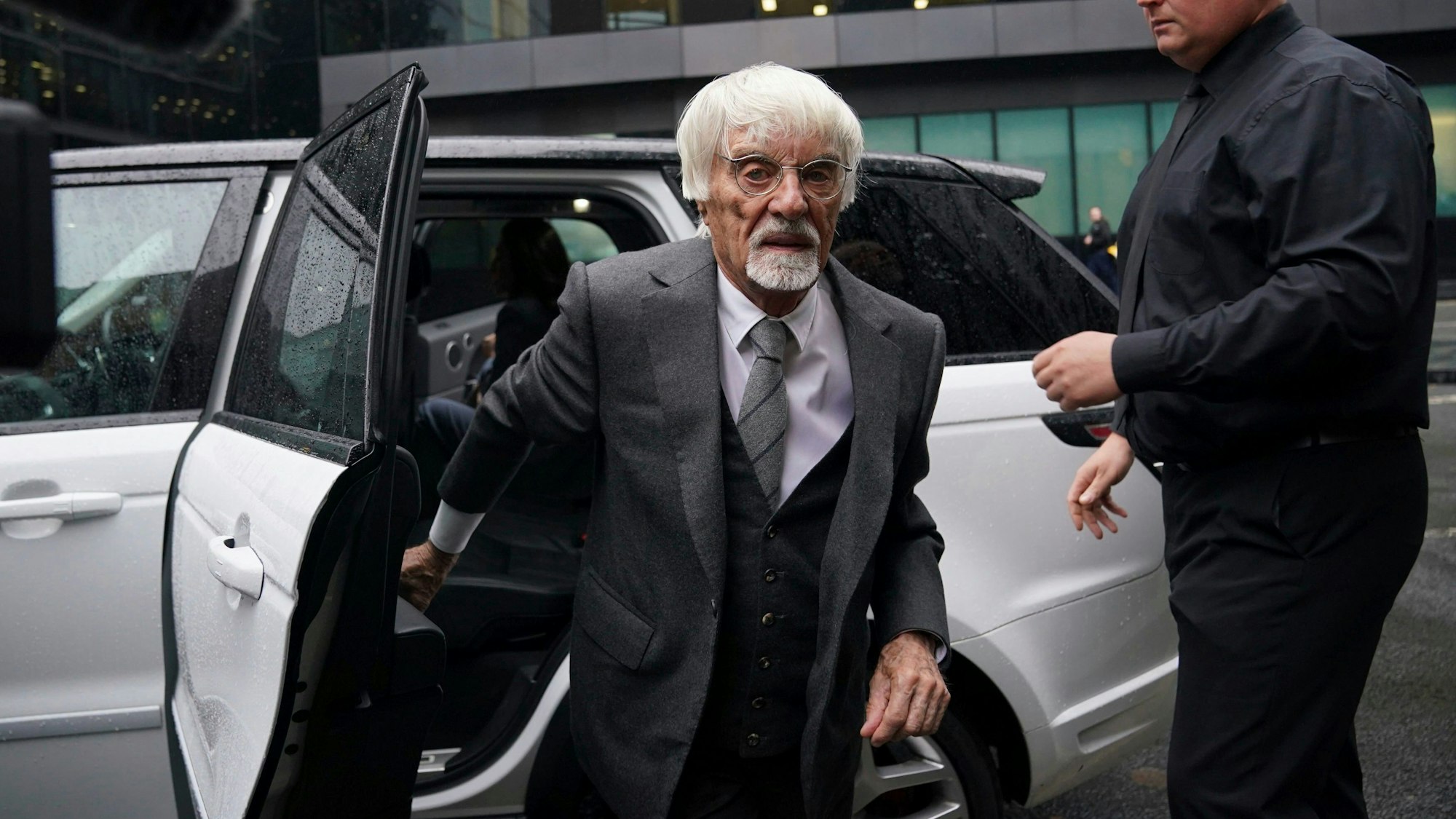 Der frühere Formel1-Chef Bernie Ecclestone erreicht das Gericht in London am Donnerstag, 12. Oktober.