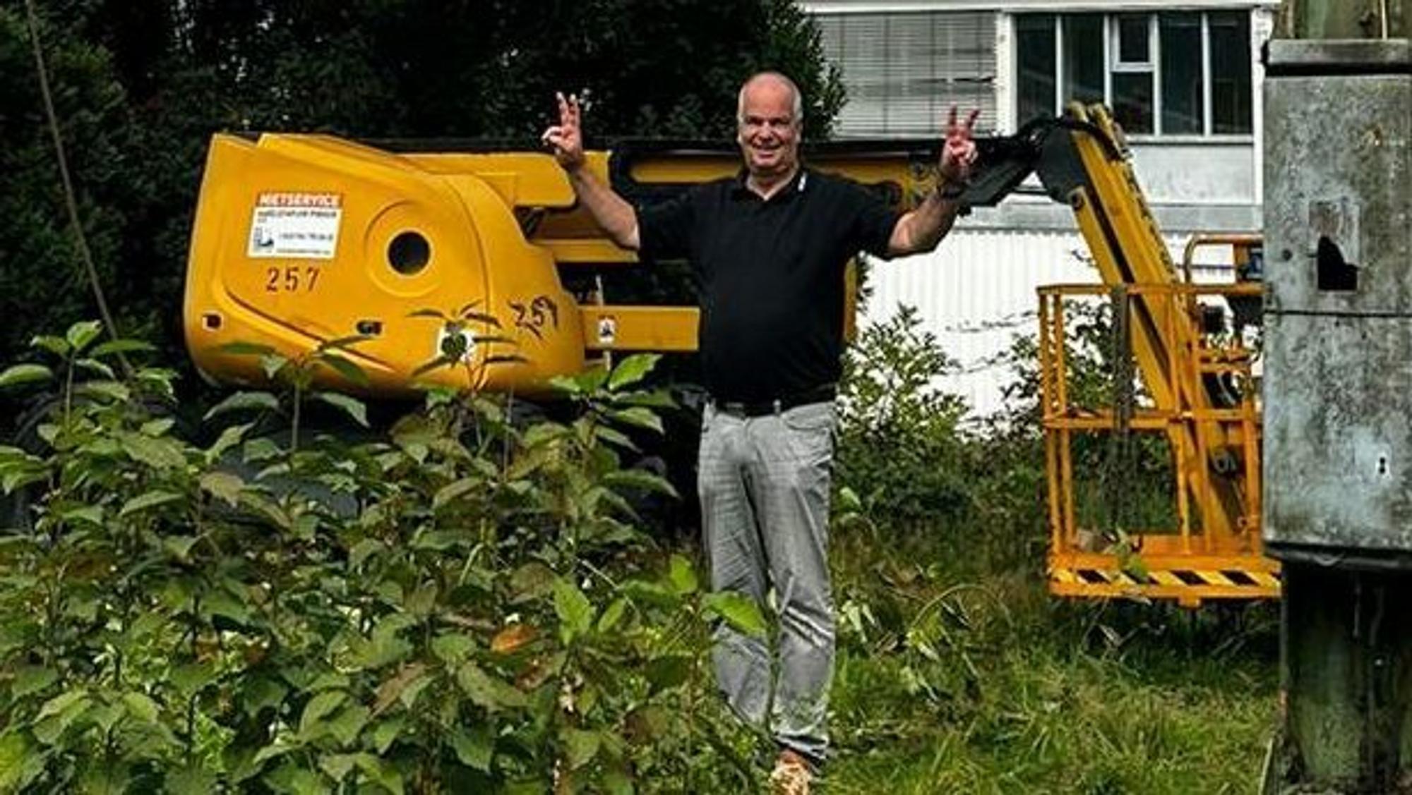 Daumen hoch für den Portalkran: Dr. Klaus Nassenstein, Unternehmer und neuer Eigentümer des schweren Arbeitsgerätes aus Morsbach, freut sich auf seinem Gelände am Köttinger Weg in Wissen an der Sieg über den gelungenen Wiederaufbau des alten Lastenkrans.
