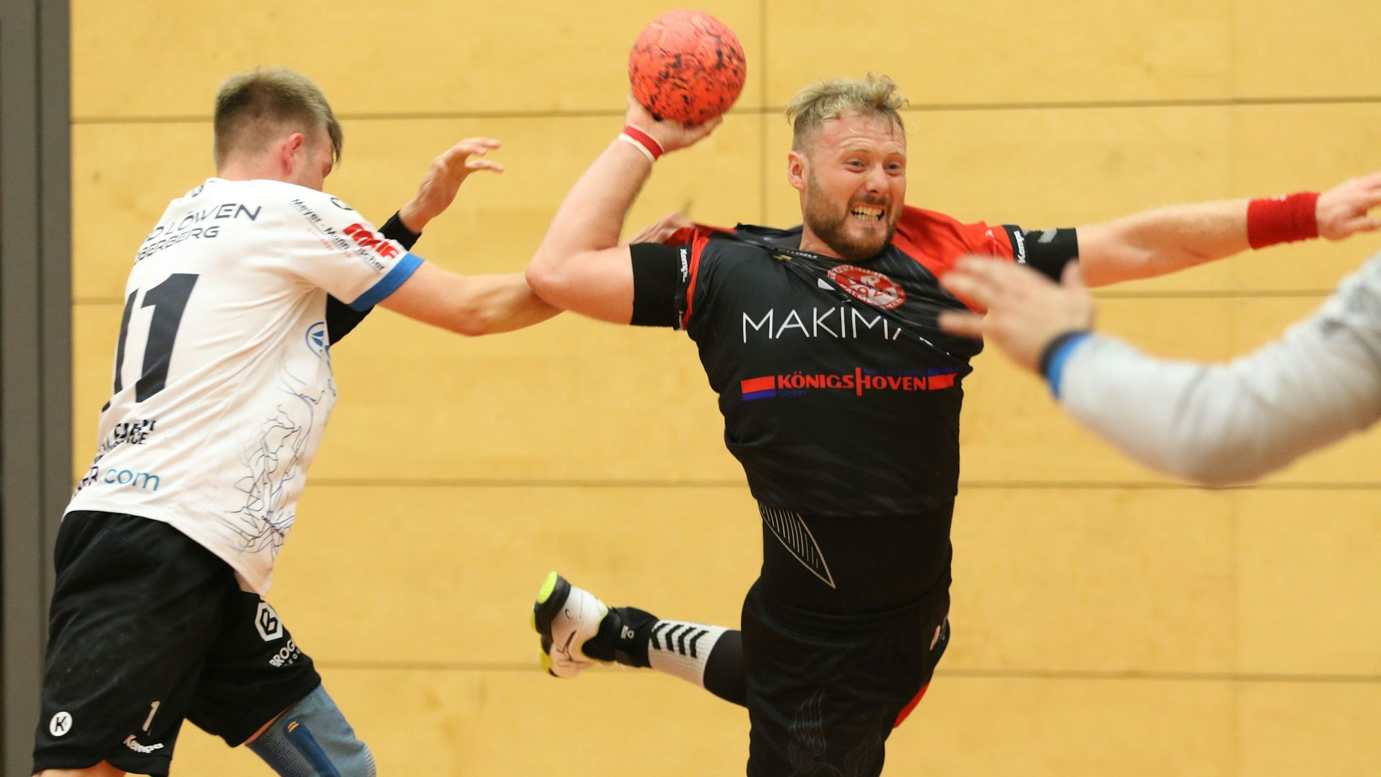 Das Bild zeigt René Lönenbach beim Wurf.