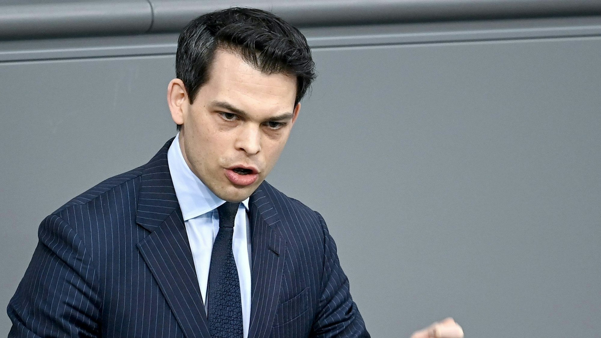Christoph Ploß (CDU) spricht bei der 18. Sitzung des Bundestags zu den Abgeordneten.